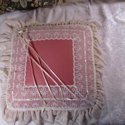 3 decorative pillows