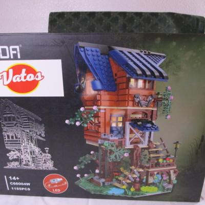 Cadfi 4 seasons treehouse building set with LED lights