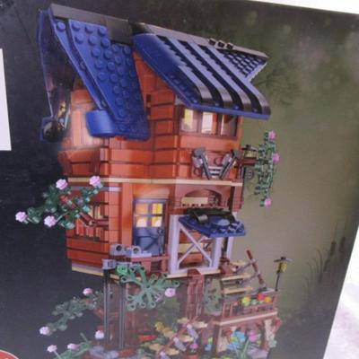 Cadfi 4 seasons treehouse building set with LED lights