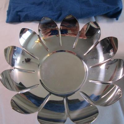 Silver-plated water lily centerpiece