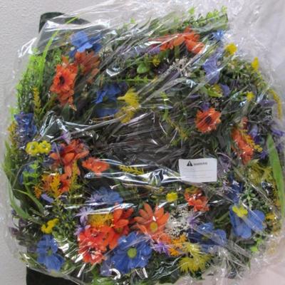 Soomeir's Gift Spring wreath, new in box