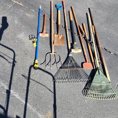 Garden Yard Tool Lot Rakes, Shovel, Forks, Light Changer ++