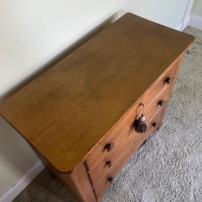 Chest of Drawers With Three Dovetailed Drawers (GB1-MG)