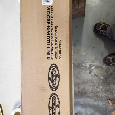 Snowjoe 4 in 1 illum-N-Broom