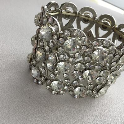 Beautiful silver tone rhinestone stretchy bracelet