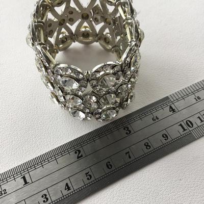 Beautiful silver tone rhinestone stretchy bracelet