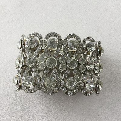 Beautiful silver tone rhinestone stretchy bracelet