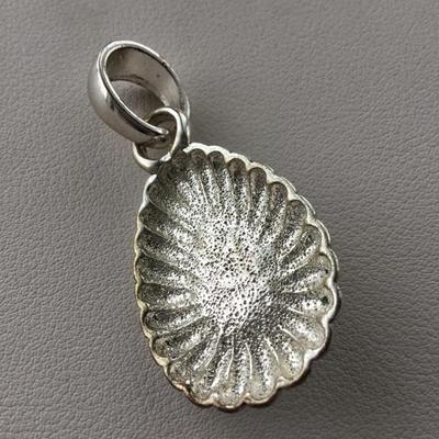 Beautiful unmarked fashion necklace pendant