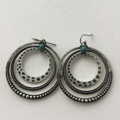 Beautiful unmarked fashion hoop earrings