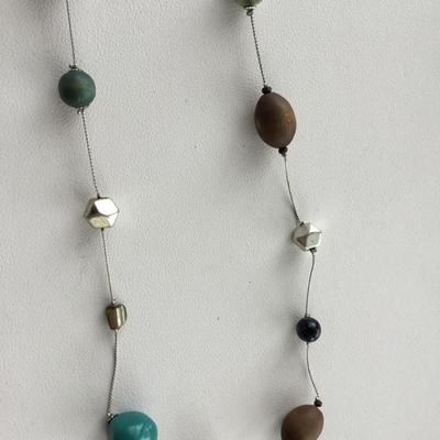 Unmarked fashion beaded necklace