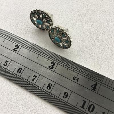 Unmarked fashion stud earrings