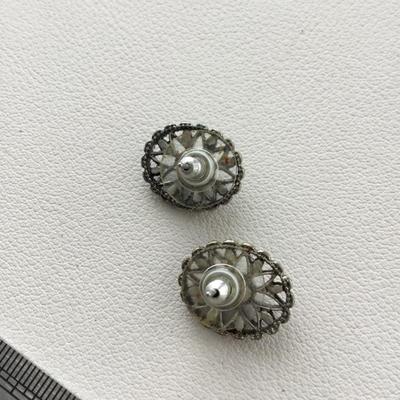 Unmarked fashion stud earrings