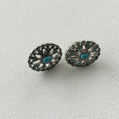 Unmarked fashion stud earrings