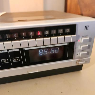 Sanyo Beta Vcr 6400 Cassette Recorder Powers Up untested