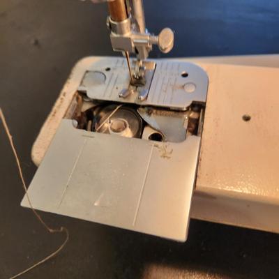 Singer Stylist 834 Sewing Machine Power ups running