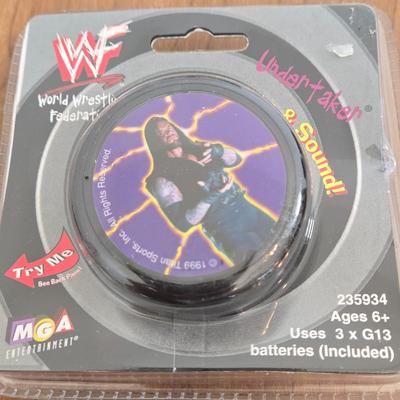LOT 19B: Let's Get Ready to Rumble.... WWF On the Ropes Electronic Talking Game, Yo-Yos, & 2 Small Figures