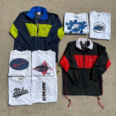LOT 50A: Vintage 90s/Y2K Nike T Shirts & Jackets