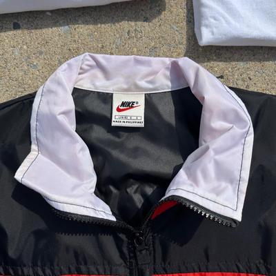 LOT 50A: Vintage 90s/Y2K Nike T Shirts & Jackets
