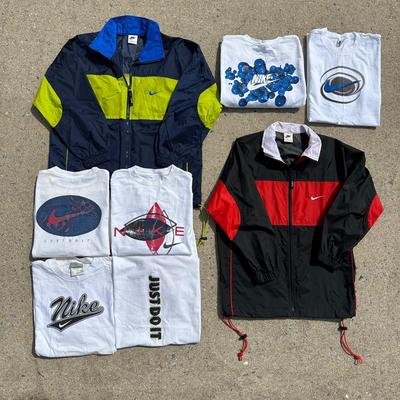 LOT 50A: Vintage 90s/Y2K Nike T Shirts & Jackets