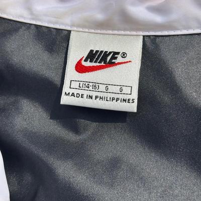 LOT 50A: Vintage 90s/Y2K Nike T Shirts & Jackets