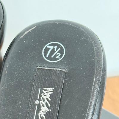 LOT 137A: NWT Size 7.5 Ladies' Heeled Sandals