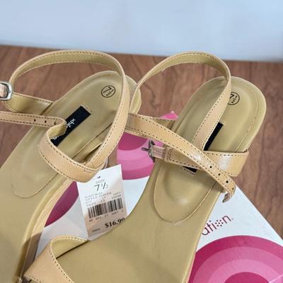 LOT 137A: NWT Size 7.5 Ladies' Heeled Sandals