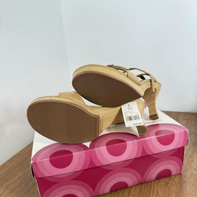 LOT 137A: NWT Size 7.5 Ladies' Heeled Sandals