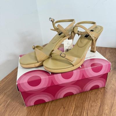 LOT 137A: NWT Size 7.5 Ladies' Heeled Sandals