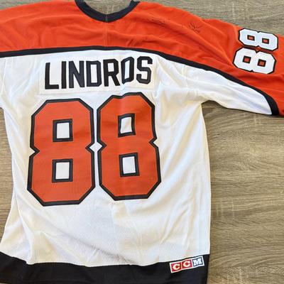 LOT 145A: 2000s NHL Philadelphia Flyers #88 Eric Lindros CCM Hockey Jersey w/ UnIDed Signatures