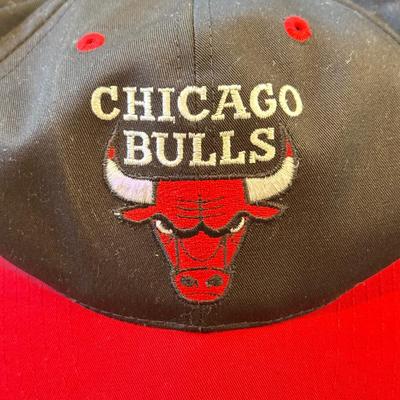LOT 152A: NBA Hats: Chicago Bulls & NWT 76ers