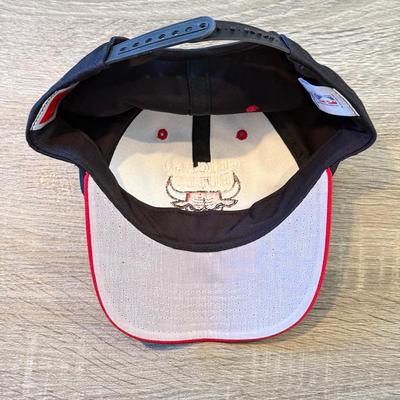 LOT 152A: NBA Hats: Chicago Bulls & NWT 76ers