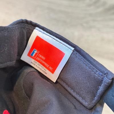 LOT 152A: NBA Hats: Chicago Bulls & NWT 76ers