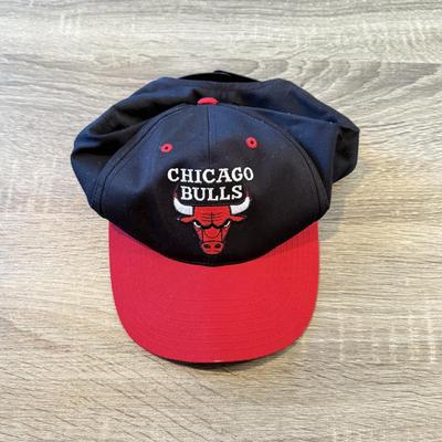 LOT 152A: NBA Hats: Chicago Bulls & NWT 76ers