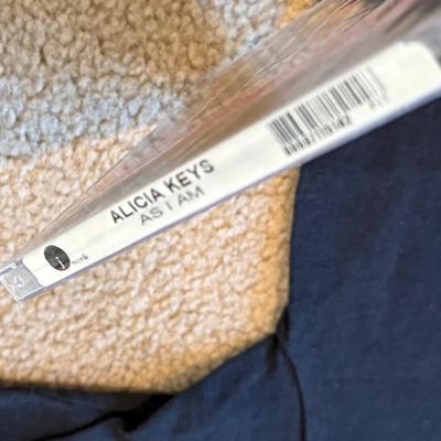 LOT 154A: 2002 Alicia Keys World Tour T-shirt (XL) w/ CDs: NIP As I Am & The Diary of Alicia Keys