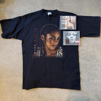 LOT 154A: 2002 Alicia Keys World Tour T-shirt (XL) w/ CDs: NIP As I Am & The Diary of Alicia Keys