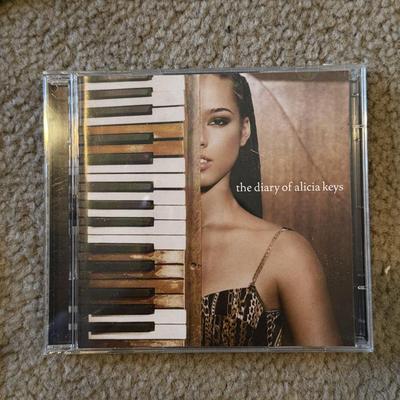 LOT 154A: 2002 Alicia Keys World Tour T-shirt (XL) w/ CDs: NIP As I Am & The Diary of Alicia Keys