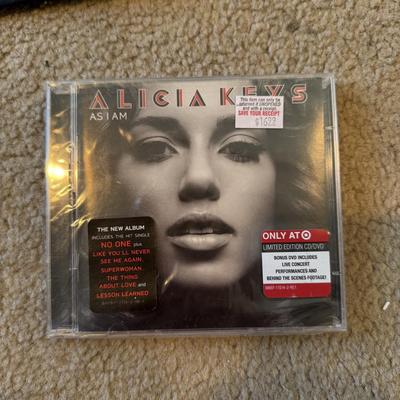 LOT 154A: 2002 Alicia Keys World Tour T-shirt (XL) w/ CDs: NIP As I Am & The Diary of Alicia Keys