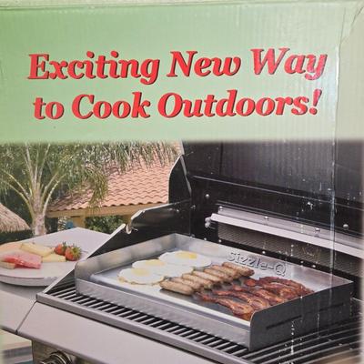 LOT 166A: Table Top BBQ Grill & Sizzle Q BBQ Griddle New in Box
