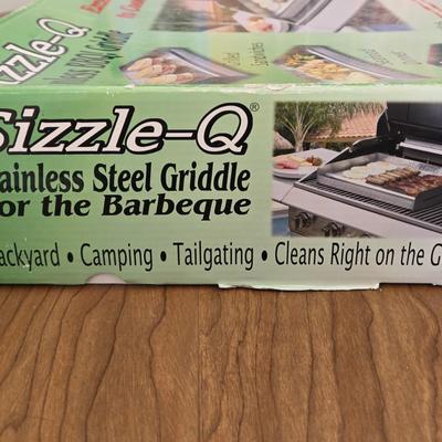 LOT 166A: Table Top BBQ Grill & Sizzle Q BBQ Griddle New in Box
