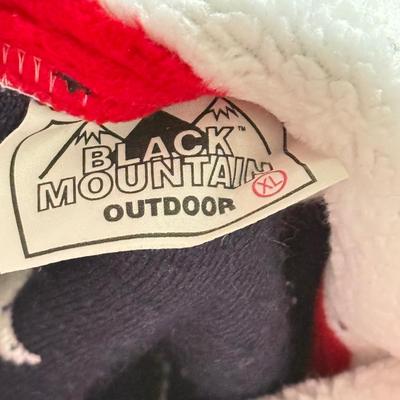 LOT 221B: Patriotic USA Clothing Collection: Zip Fleece, T-Shirts & Beanie