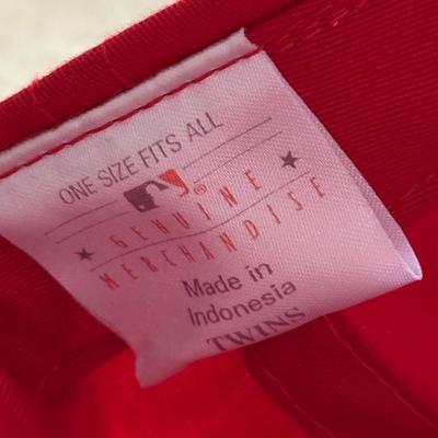 LOT 224L: MLB Philadelphia Phillies Fandom Collection: NWT Windbreaker (XL), #25 Jim Thome True Fan Jersey (L), T-Shirts, Hat & Car...