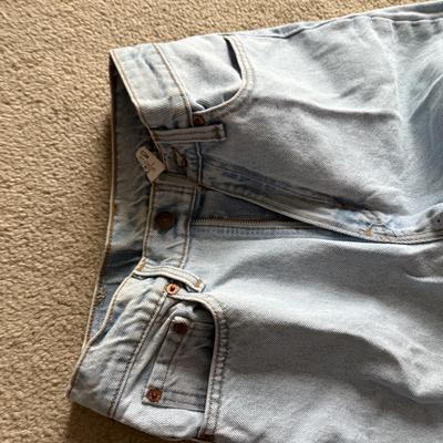LOT 226L: Collection of Women's Levi Strauss Jeans (Sizes 7-10)