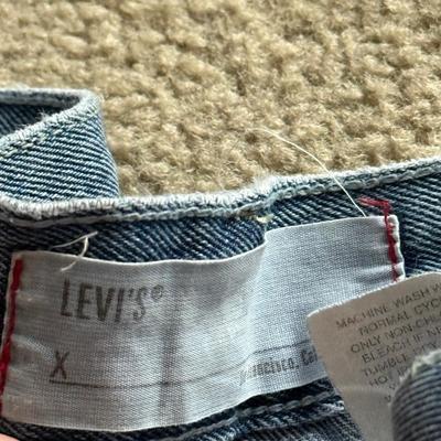 LOT 226L: Collection of Women's Levi Strauss Jeans (Sizes 7-10)