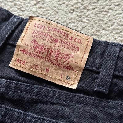 LOT 226L: Collection of Women's Levi Strauss Jeans (Sizes 7-10)