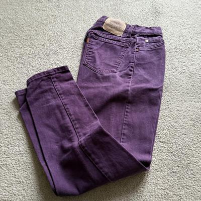 LOT 226L: Collection of Women's Levi Strauss Jeans (Sizes 7-10)