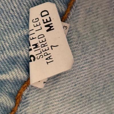 LOT 226L: Collection of Women's Levi Strauss Jeans (Sizes 7-10)