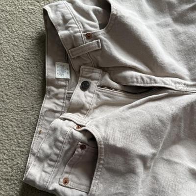 LOT 226L: Collection of Women's Levi Strauss Jeans (Sizes 7-10)