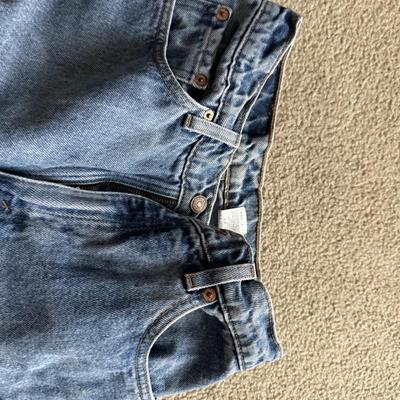 LOT 226L: Collection of Women's Levi Strauss Jeans (Sizes 7-10)