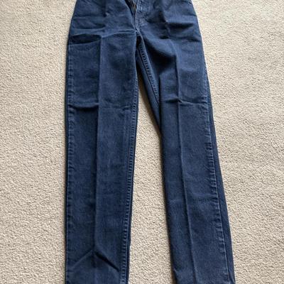 LOT 226L: Collection of Women's Levi Strauss Jeans (Sizes 7-10)