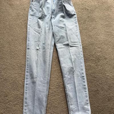 LOT 226L: Collection of Women's Levi Strauss Jeans (Sizes 7-10)